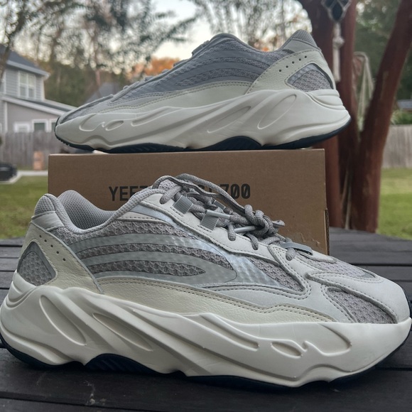 Adidas Yeezy 700 V2 Static - Picture 3 of 8